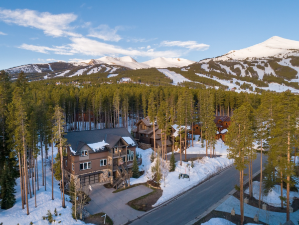 5 bedroom plus loft 10 min walk to Peak 8